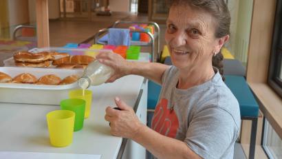 Bild: jr
Inge Roth beim Herrichten des Pausenverkaufs: Sie hatte bei der Arbeit in der Grundschule Mitterteich stets gute Laune, bei den Kindern ist sie sehr beliebt.