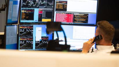 Symbolbild: Boris Roessler/dpa
Die Börsen laufen aktuell gut – und das könnte auch so weitergehen.