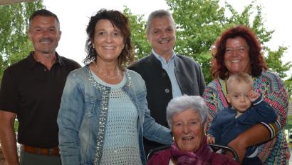 Bild: dob
Helga Schuller ist ein ganz und gar fröhlicher Mensch. Ihre drei Kinder Roland, Karin und Birgit, sowie Urenkel Carlo sind ihr ganzer Stolz. Bürgermeister Andreas Wutzlhofer (Mitte) kam ebenfalls ins Luhetal zur Gratulation.