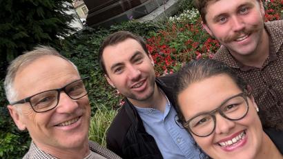 Bild: Bernd Sommer/exb
Sonja Zölch mit Bernd Sommer und (von rechts) Max Bolch und Christian Döllinger. Die beiden jungen Ärzte werden ab April 2026 im neuen Medizinischen Versorgungszentrum der Stadt Waldsassen arbeiten.