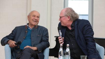 Bild: Wolfgang Steinbacher
Über sein Leben spricht (von links) Hans Schuierer mit dem Sega-Vorsitzenden Armin Rüger.