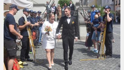 Bild: fz
Anna und Michael Ermer durchschreiten am Alten Rathaus in Weiden das Spalier der Bergwacht