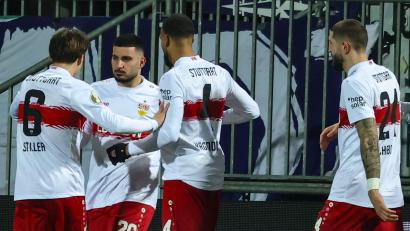 Bild: Christian Charisius/dpa
Stuttgarts Deniz Undav (M) feiert mit den Teamkollegen Angelo Stiller (l) und Josha Vagnoman nach seinem Tor zum 1:0 in Kiel.