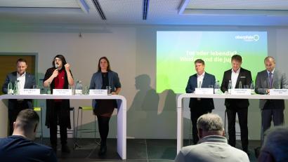 Bild: Franka Eichl
Diese Kandidaten wollen Oberbürgermeister von Weiden werden (von links): der amtierende Oberbürgermeister Jens Meyer (SPD), Robyn Arnold (Die Linke), Laura Weber (Die Grünen), Benjamin Zeitler (CSU), Jürgen Meyer (Bürgerliste) und Florian Vogel (FDP). Nicht im Bild: Ferdinand Adam von der AFD, der nicht an der Diskussion teilnahm.