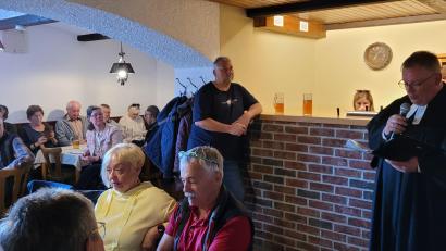 Bild: Susanne Kropf
Zum Gottesdienst ein frisch gezapfter Zoigl in der Zoiglstube "Teicher". Pfarrer Thomas Berthold predigte am ungewöhnlichen Ort vor rund 80 Besuchern. Gottesdienste an ungewöhnlichen Orten finden in der Region Anklang.