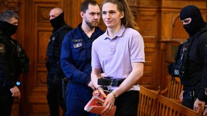 Bild: Denes Erdos/AP/dpa
Ein Gericht in Budapest verurteilte die deutsche non-binäre Person Maja T. (2.v.r.) zu acht Jahren Gefängnis.