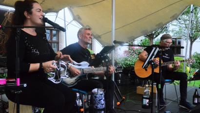 Bild: Kunz
FranKa & the Tiny Mister im Innenhof der Regionalbibliothek in Weiden.