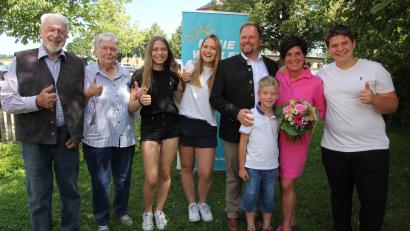 Bild: kro
Von der Familie gab es durchwegs ein "Daumen hoch" für Hubert Schicker. Unser Bild zeigt von links, seine Eltern Albert und Hildegard Schicker, die Töchter Lea (14 Jahre), Martina (16), Hubert Schicker mit Sohn Luis (7) und Ehefrau Karolina sowie Sohn Maximilian (17).