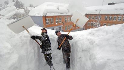 Bild: Armin Weigel/dpa
In Zwiesel mussten 2006 Bundeswehrsoldaten Schnee vom Dach einer Schule schaufeln. (Archivbild)