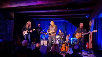 Bild: prh
Hannes Ringlstetter (Mitte) und seine Band "La piccola banda" begeisterten im Schafferhof bei zwei ausverkauften Konzerten mit alten Klassikern und sieben neuen, noch unveröffentlichten Stücken.