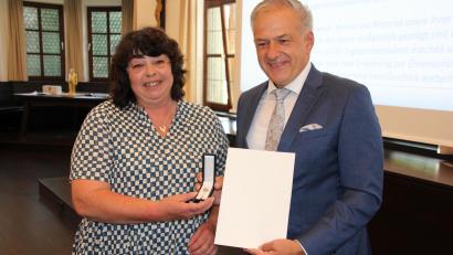 Bild: kro
Landrat Roland Grillmeier verlieh Silvia Stark das Ehrenzeichen des Bayerischen Ministerpräsidenten.