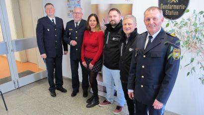 Bild: Schricker
Von links: Florian Schörner (stellvertretender Leiter PI Wunsiedel), Hubert Schricker (Leiter PI Wunsiedel), Pamela Gärtner, Fabian Turban, Peter Sieber, Polizeipräsident Armin Schmelzer.