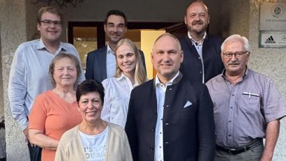 Bild: knh
CSU-Vorsitzender Christoph Müller, FU-Chefin Christine Härtl, CSU-Kreisvorsitzender Stephan Oetzinger, JU-Vorsitzende Constanze Hartwig, Landrat Andreas Meier und Altbürgermeister Josef Wittmann (von links) sichern Erstem Bürgermeister Richard Kammerer (vorne, mit Ehefrau Ulla) volle Unterstützung zu.