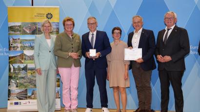 Bild: Förtsch, Landratsamt Bamberg/exb
Bei der Preisverleihung in Brüssel auf der Bühne: von links die beiden EP-Abgeordneten Angelika Niebler und Monika Hohlmeier, Bürgermeister Bernd Sommer, Projektmanagerin Martina Zanner, Landrat Roland Grillmeier und Bambergs Landrat Johann Kolb.
