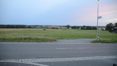 Bild: ak
Das bisher als Parkfläche für die Besucher der Gewerbeschau genutzte Grundstück gegenüber dem Gewerbegebiet fällt durch den anstehenden Neubau des Postverteilungszentrums weg. Alternativen und fußläufige sichere Querungen der Kreisstraße sind bereits in Planung.