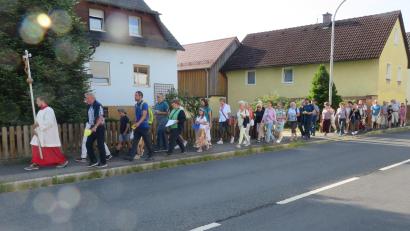 Archivbild: adj
Jedes Jahr ziehen die Gläubigen der Pfarrei Altenstadt zu Mutter-Anna-Kirche in Mühlberg.
