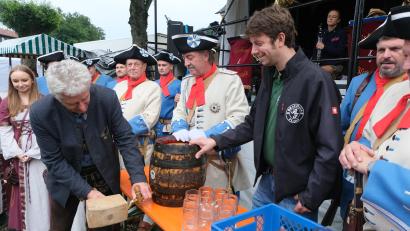 Bild: Fred Lehner
Mit nur einem Hammerschlag zapfte Bürgermeister Robert Lindner das Holzfass der Flosser Brauerei an, worüber selbst Braumeister Ludwig Koch staunte.