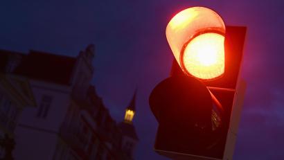Symbolbild: Stefan Sauer/dpa
Ein Busfahrer hat in Amberg eine rote Ampel übersehen dadurch einen Unfall verursacht.