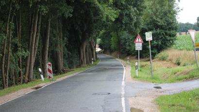 Bild: Bernhard Piegsa
Die Tage des Flickenteppichs sind gezählt: Ab Anfang August soll die Fahrbahn der Kreisstraße Hub–Zintlhammer erneuert werden.