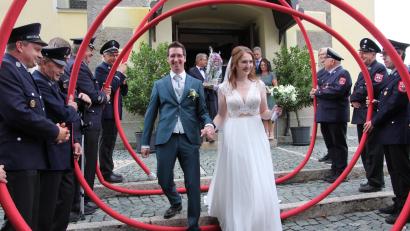 Bild: kro
Ein großes Feuerwehraufgebot empfing das strahlende Ehepaar beim Verlassen der Kirche.