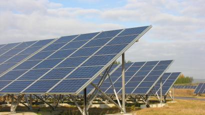 Symbolbild: bö
Spätestens im nächsten Jahr sollen die Bauarbeiten an dein Photovoltaik-Freiflächenanlagen der Firma Südwerk Energie GmbH in den Gemarkungen Liebenstein und Beidl beginnen.