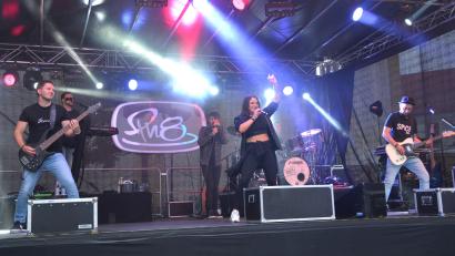 Bild: jr
Großen Anteil am großartigen Bürgerfestauftakt hatte die Band „Pn8“, die bereits vor drei Jahren hier spielte. Die sechs Musiker mit Sängerin Eve zündeten ein wahres musikalisches Feuerwerk.