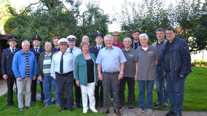 Bild: gi
Josef Eckl (Siebter von rechts) feierte seinen 80. Geburtstag. Dazu gratulierten seine Frau Elfriede, Pfarrer Udo Klösel und Bürgermeister Bernhard Rom, die Vereinsabordnungen und Freunde.