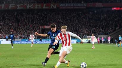 Bild: Federico Gambarini/dpa
50.000 Zuschauer bei einem Junioren-Spiel: Der Kölner U19-Spieler Fynn Schenten und Mattia Mosconi von Inter Mailand kämpfen um den Ball.