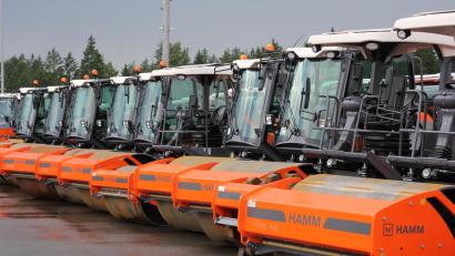 Bild: kro
Ein tolles Bild zum "Fest der Rollen": Die Hamm-Walzen stehen Spalier für die vielen Gäste. Der Vorstand blickt zuversichtlich in die Zukunft. Doch auch Kurzarbeit ist ein Thema.