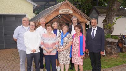 Bild: fvo
Martha Karl (Vierte von links) feierte mit ihren beiden Söhnen Bernhard (links) und Martin (Dritter von links) ihren 80. Geburtstag.