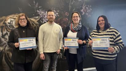 Bild: Blechinger
Der Malerbetrieb Blechinger hat den Erlös seines Weihnachtsbaumverkaufs an drei Bildungseinrichtungen in Mitterteich gespendet. Insgesamt 2100 Euro kamen dabei zusammen.