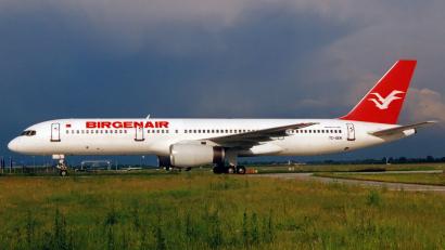 Bild: Klaus Brandmaier/exb
Eine Boeing 757 der Birgenair stürzte am 6. Februar 1996 kurz nach Start in Puerto Plata ab, dabei starben alle 189 Insassen, darunter 6 Oberpfälzer. Das Foto zeigt die Unglücksmaschine mit dem Kennzeichen TC-GEN im September 1995 auf dem Flughafen München.