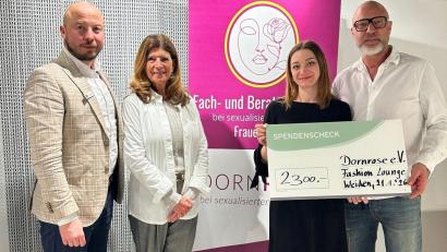 Bild: Fashion Lounge
Bei der Spendenübergabe durch Florian Häusler (links) und Tom Koller (Fashion Lounge) freuten sich Iris Müller und Greta Bautz (von links) über die Zuwendung für den Verein Dornrose.