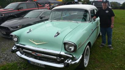 Bild: jr
Der Waldsassener Bernd Schneider mit seinem Chevrolet, Baujahr 1957.
