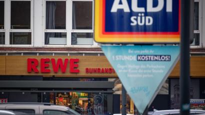 Bild: Henning Kaiser/dpa
Vielerorts liegen die Filialen von Supermärkten und Discountern dicht beisammen.