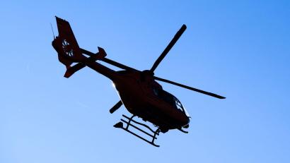 Symbolbild: Julian Stratenschulte/dpa
Ein Rettungshubschrauber flog den schwer verletzten Arbeiter ins Krankenhaus.