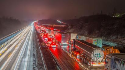 Bild: Andreas Arnold/dpa
Der stundenlange Stau auf der A3 in Hessen hat sich aufgelöst.