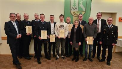 Bild: Sonja Ehlich/ Gemeinde Mehlmeisel 
Von links: Bürgermeister Franz Tauber, 2. Bürgermeister Johannes Geisler, Benjamin Müller, Georg Lehnert, Gerald Bauer, Matthias Hautmann, Jonas Kuhbandner, Maria Schreyer, 3. Bürgermeisterin Cathrin Seltmann, Hubert Schinner, Andreas Nickl, Finanzstaatssekretär Martin Schöffel und Kreisbrandinspektor Jürgen Wunderlich.