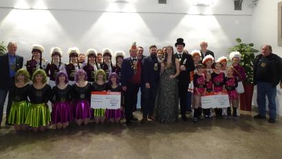 Bild: Stefan Linsmeier, exb
Mit zwei Schecks über je 400 Euro an die Kinder- und Jugendgarde des Vereins Neustädter Faschingszug löste Neustadts Bürgermeister seine "verloren gegangenen" Faschingsorden wieder aus.