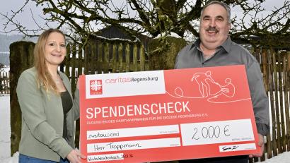 Bild: Hans-Christian Wagner
Josef Troppmann aus Pleisdorf spendet 2000 Euro für den 55. Caritas-Sonnenzug.