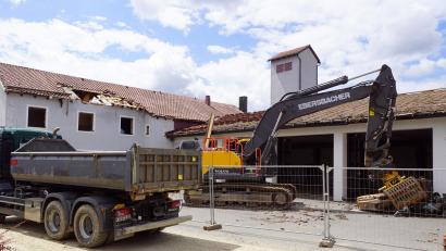 Bild: bkr
Nachdem das alte Feuerwehrgerätehaus entkernt worden ist, läuft nun der Rückbau des gesamten etwa 40 Jahre alten Anwesens.