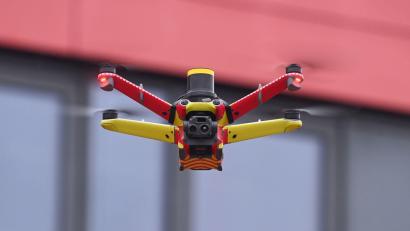 Bild: Felix Hörhager/dpa
Automatisierte Drohneneinsätze sollen der Feuerwehr zu schneller Lageeinschätzung helfen. (Archivbild)