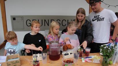 Bild: kro
Die "Kraut- und Rübenbande" des Obst- und Gartenbauvereins bot Mojito an.