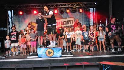 Bild: pi
Die Mädchen und Jungen zeigen sich beim "Wackelkontakt" mit den "Würzbuam" als absolut textsicher. Nicht nur deshalb war das Bürgerfest in Waidhaus ein riesiger Erfolg.