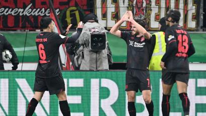 Bild: Federico Gambarini/dpa
Leverkusens Jonas Hofmann (m) jubelt über sein Tor zum 3:0 gegen den FC St. Pauli.