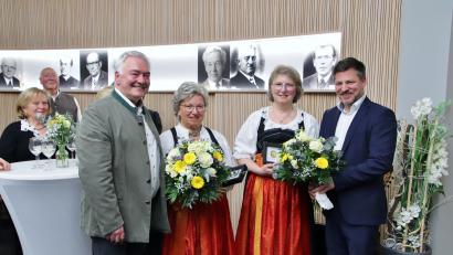 Bild: Thomas Dobler
Die "Geschwister Winterer" Helga Kasparides (Dritte von rechts) und Marita Lobenhofer (rechts daneben) wurden mit der Verdienstmedaille des Marktes Schwarzenfeld ausgezeichnet. Überreicht wurde sie von Bürgermeister Peter Neumeier (rechts), die Laudatio auf die Musikerinnen hlielt Marktrat Manfred Bäumler (vorne links).