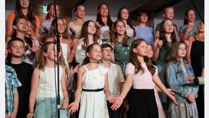 Bild: prh
Alle Mitwirkenden geben beim Sommerkonzert des Neustädter Gymnasiums ihr Bestes. Der Unterstufenchor reist durch die Welt der Popmusik.