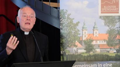 Bild: do
Der Einsatz von KI müsse konform mit den Menschenrechten und der Menschenwürde sein, forderte der Augsburger Weihbischof Anton Losinger bei seinem Festvortrag anlässlich des 45. Speinsharttages