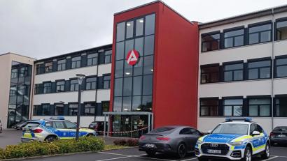 Bild: nic
Am Freitag sorgte ein vermeintlicher Angriff in der Agentur für Arbeit in Tirschenreuth für einen Großeinsatz. Im Laufe des Nachmittags stellte sich allerdings heraus: alles nur erfunden.