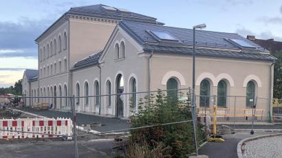 Bild: wro
Im nördlichen Seitenflügel des Wiesauer Bahnhofes (rechts) war früher einmal ein Restaurant. Die Kulturbahnhofidee, dort wieder einen Gastronomiebetrieb zu integrieren, wurde im Marktrat fallen gelassen.